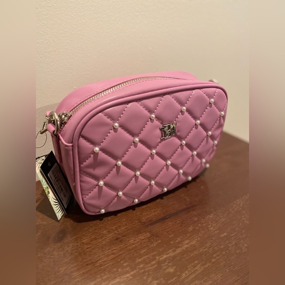 NWT Badgley Mischka (Minor Flaws) Diamond Quilted Camera Bag W/Pearls - Picture 13 of 13